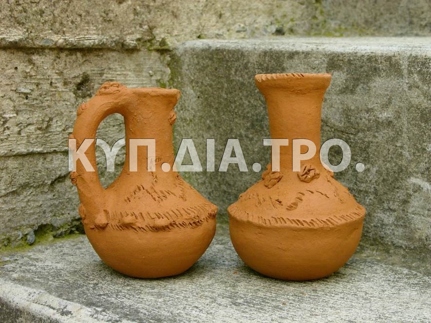 Μικρές, διακοσμημένες κανάτες του Φοινιού. <br/> Άδεια δημοσίευσης: Υπηρεσία Κυπριακής Χειροτεχνίας