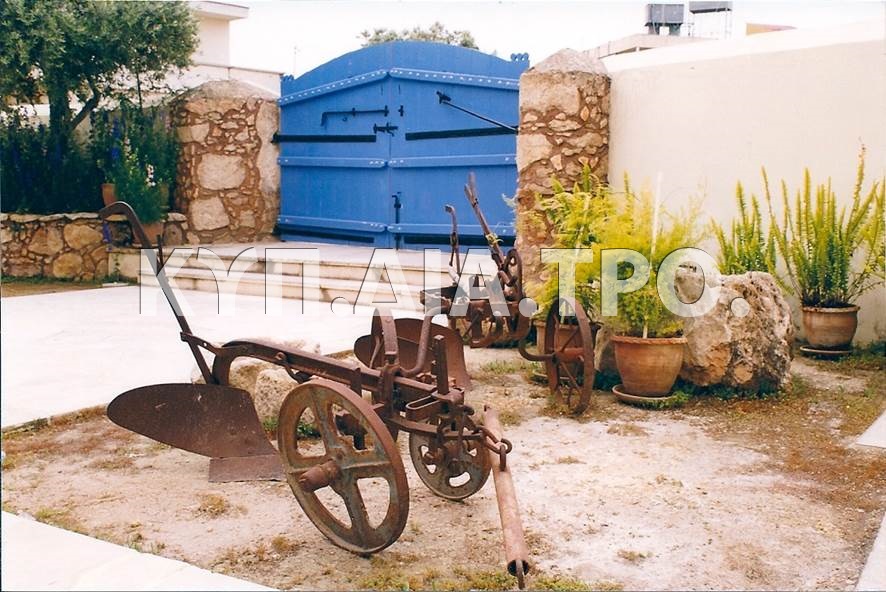 Πρωτοβιομηχανικά, εισαγόμενα, σιδερένα άροτρα για την καλλιέργεια των αγρών (20ός αιώνας). <br/> Άδεια δημοσίευσης: Υπηρεσία Κυπριακής Χειροτεχνίας