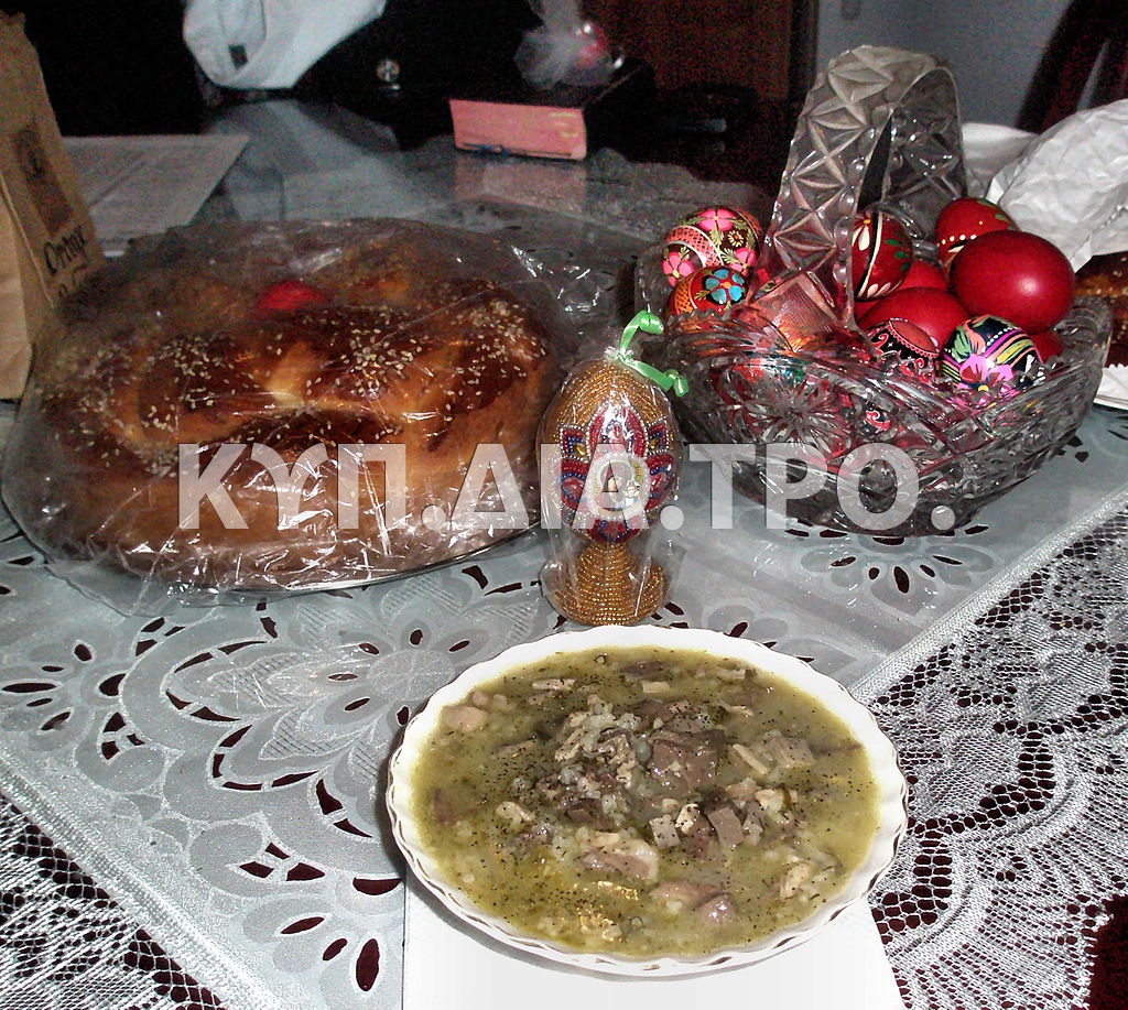 Ελληνικό πασχαλινό τραπέζι με τσουρέκι, κόκκινα αυγά και μαγειρίτσα. <br/> Πηγή: https://commons.wikimedia.org/wiki/File:Traditional_Greek_Orthodox_Paschal_%28Easter%29_foods.jpg