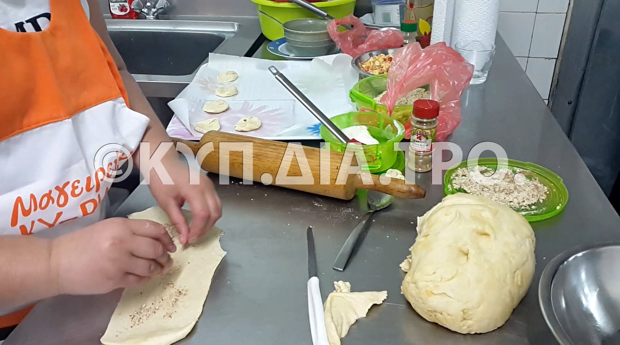 Το φύλλο πασπαλίζεται με το μείγμα της γέμισης (Μαγειρεύω Κυπριακά 2015). <br/> Πηγή: Στάλω Λαζάρου.    