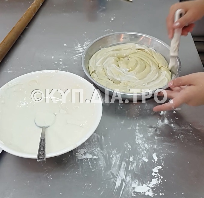 Αλείφουμε την επιφάνεια της πίτας μας με λίγη τσίππα (Μαγειρεύω Κυπριακά 2015). <br/> Πηγή: Στάλω Λαζάρου. 