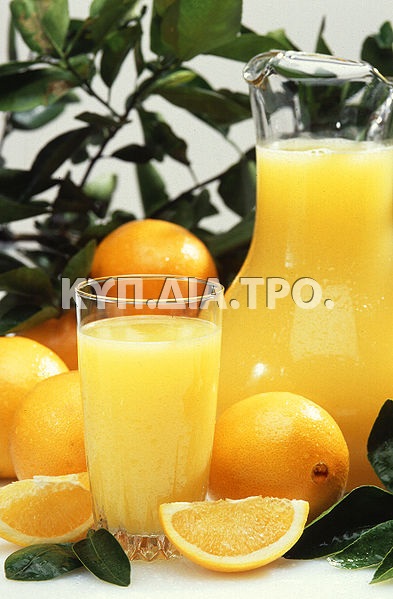 Χυμός πορτοκαλιού. <br/> Πηγή: https://en.wikipedia.org/wiki/File:Oranges_and_orange_juice.jpg