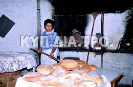 Ψήσιμο ψωμιών σε παραδοσιακό φούρνο. 