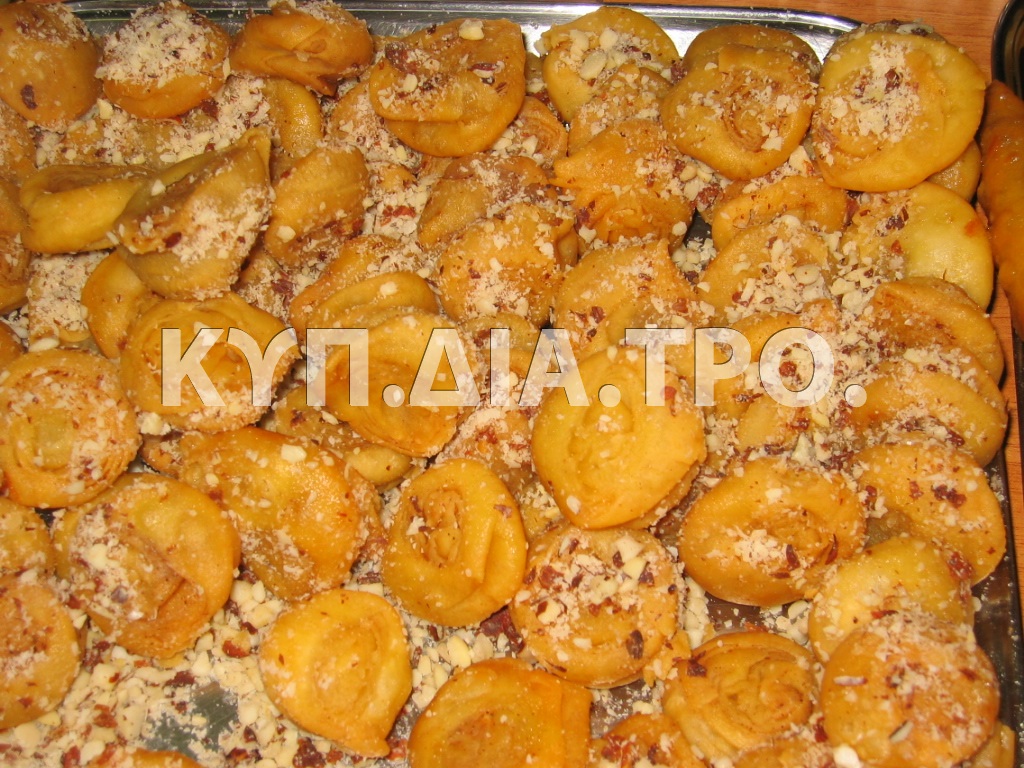 Κυπριακά Γλυκά (τηγανητές ζύμες περιχυμένες με φυσικές γλυκαντικές ουσίες)μικρά καττιμέρκα με μέλι και ξηρούς καρπούς