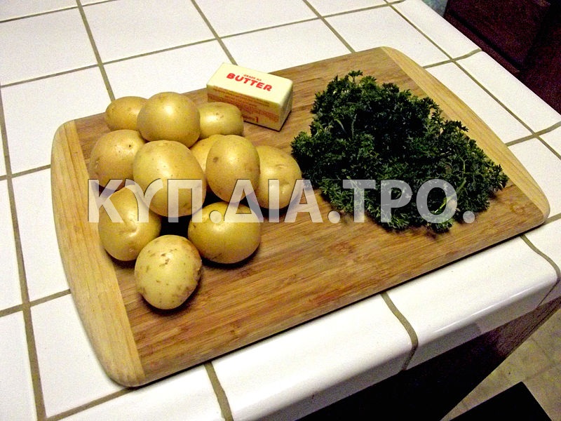 Πατάτες, βούτυρο και μαϊντανός, τα βασικά υλικά της συνταγής. <br/> Πηγή: Amadscientist, https://commons.wikimedia.org/wiki/File:Prepping_potatoes.JPG