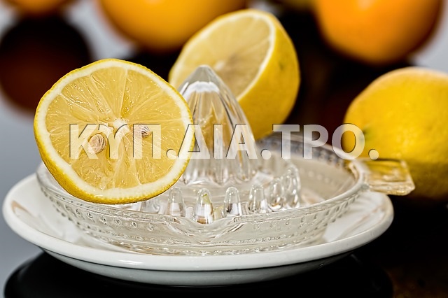 Λεμόνια, έτοιμα για χυμοποίηση. <br/> Πηγή: https://pixabay.com/en/lemon-squeezer-lemon-juice-citrus-609273/