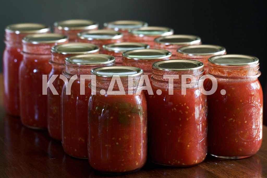 Σπιτικός χυμός ντομάτας, αποθηκευμένος σε γυάλινα μπουκάλια. <br/> Πηγή: Chiot's Run, https://www.flickr.com/photos/chiotsrun/4904261150