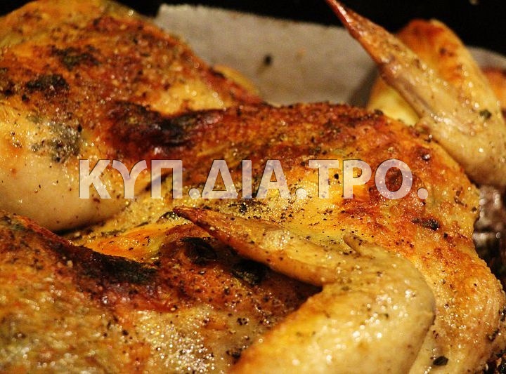 Κοτόπουλο στο φούρνο. <br/> Πηγή: Michael J. Bennett, https://commons.wikimedia.org/wiki/File:Roasted_Chicken,_Butterflied,_on_Potatoes,_Baking_Pan_Close_UP.jpg