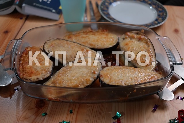 «Βαζάνια στον φούρνο, με τυρί» <br/> Πηγή: https://pixabay.com/en/eggplant-table-covered-plate-dine-237731/