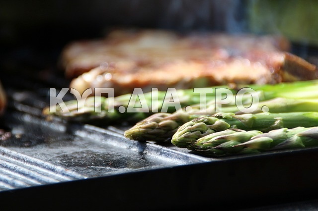 Φιλέτο και αγρέλια (σπαράγγια. <br/> Πηγή: https://pixabay.com/en/asparagus-green-asparagus-steak-353941/