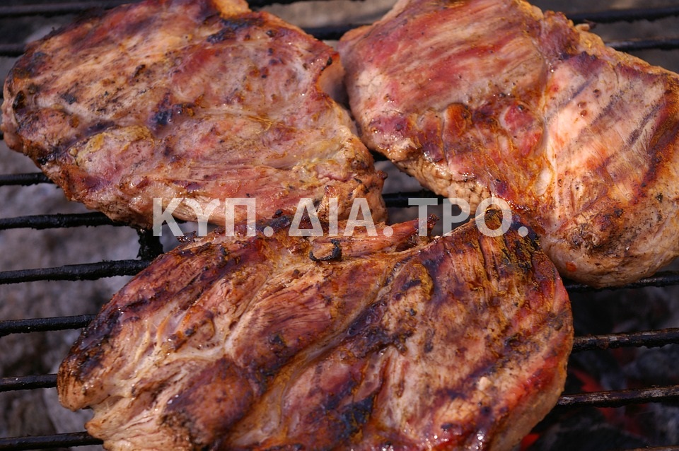 «Μεγάλα κομμάτια χοιρινού κρέατος, ψημένα στα κάρβουνα» <br/> Πηγή: https://pixabay.com/en/grilled-meats-barbecue-meat-grill-1309473/