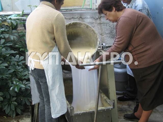 Παρασκευή πίσσας στη Γεροσκήπου. Έχουν χοχλάσει την πίσσα και τη χύνουν σε σακούλι για τελικό καθαρισμό. Φωτ. Γ. Γαβριήλ, 2005.