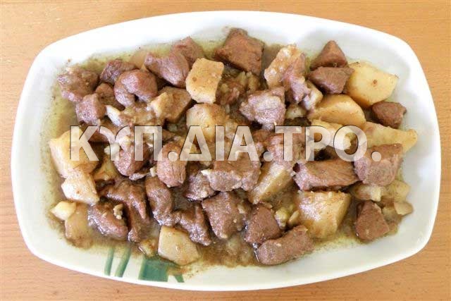 Χοιρινό (αφέλια) με πατάτες, πιάτο παρόμοιο με την κρασάτη τηγανιά. <br/> Πηγή: Αυγούστα Στυλιανού. 
