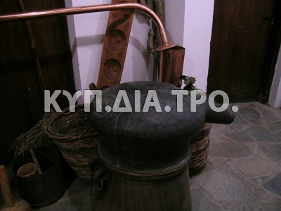 Παραδοσιακός άμβυκας (καζάνι αποστάξεως του παραδοσιακού ποτού της Κύπρου ζιβανία), στο Οινοποιείο Τσιάκα, στο Πελένδρι Λεμεσού Κύπρου, στις 21/08/2007.<br/><br/>21/08/2007 | Πελένδρι, ΚύπροςΑρχείο ερευνητικού προγράμματος «Οι δρόμοι του κρασιού στην Ανατολική Μεσόγειο, Λήμνος - Κύπρος»<br/><br/>http://ct-srv2.aegean.gr/krasia/showPhoto.php?photo=cps_045&lng=Z3JlZWs=&cntr=3