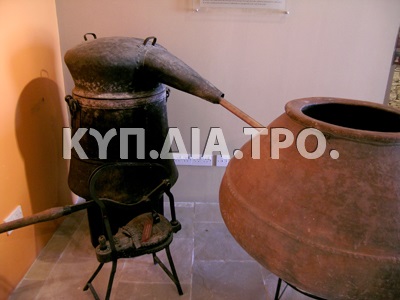 Παραδοσιακός άμβυκας (καζάνι αποστάξεως του παραδοσιακού ποτού της Κύπρου ζιβανία) και φυσερό για το καμίνι, στο Κυπριακό Οινομουσείο, στην Ερήμη Κύπρου, στις 25/08/2007.<br/><br/>25/08/07 | Ερήμη, ΚύπροςΑρχείο ερευνητικού προγράμματος «Οι δρόμοι του κρασιού στην Ανατολική Μεσόγειο, Λήμνος - Κύπρος»