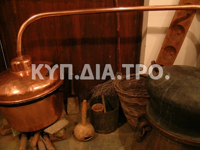 Παραδοσιακός άμβυκας (καζάνι αποστάξεως του παραδοσιακού ποτού της Κύπρου ζιβανία), στο Οινοποιείο Τσιάκα, στο Πελένδρι Λεμεσού Κύπρου, στις 21/08/2007.<br/><br/>21/08/2007 | Πελένδρι, ΚύπροςΑρχείο ερευνητικού προγράμματος «Οι δρόμοι του κρασιού στην Ανατολική Μεσόγειο, Λήμνος - Κύπρος»<br/><br/>http://ct-srv2.aegean.gr/krasia/showPhoto.php?photo=cps_044&lng=Z3JlZWs=&cntr=2