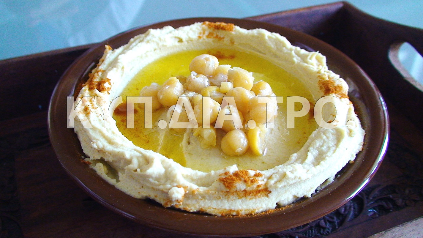 Χούμοι με πάπρικα, ελαιόλαδο και ρεβίθια. <br/> Πηγή: Beyrouthhh, https://en.wikipedia.org/wiki/Hummus#/media/File:Lebanese_style_hummus.jpg