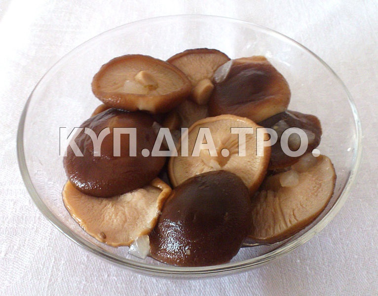 Μανιτάρια ξιδάτα. <br/> Πηγή: https://commons.wikimedia.org/wiki/File:Pickled_mushrooms_4.JPG