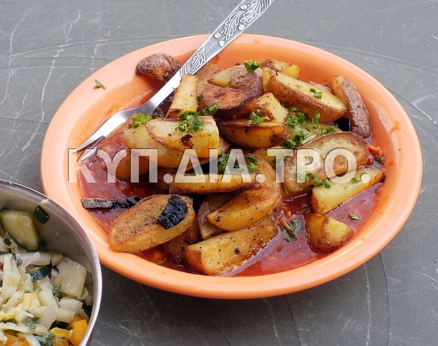 Νηστίσιμο φαγητό με πατάτες, ντομάτες και κρεμμύδια. <br/> Πηγή: https://pixabay.com/en/potatoes-fried-sauce-441621/