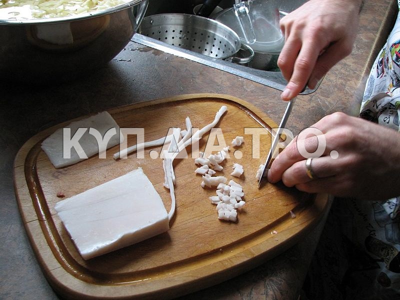 «Ετοιμασία των τιτσιρίδων με κόψιμο του λίπους σε κομμμάτια» <br/> Πηγή: https://en.wikipedia.org/wiki/Lardon#/media/File:Tourtiere_Lard.jpg