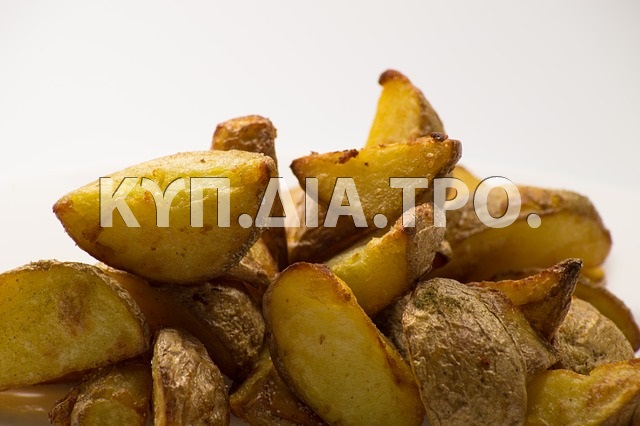 Οι πατάτες αρχικά τηγανίζονται με τη φλούδα. <br/> Πηγή: https://pixabay.com/en/potato-potatoes-fried-home-fries-706470/