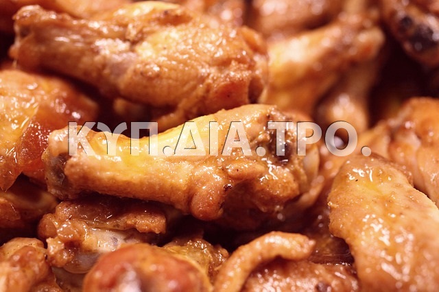 Κοτόπουλο σε κομμάτια, κατά το ψήσιμο. <br/> Πηγή: https://pixabay.com/en/chicken-wings-chicken-food-spicy-466556/