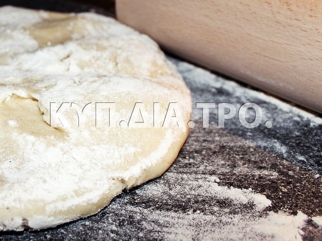 Άνοιγμα ζύμης. <br/> Πηγή: https://pixabay.com/en/dough-rolling-pin-pizza-bread-702962/