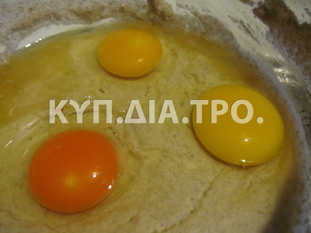 Αυγά και αλεύρι χρησιμοποιούνται για την παρασκευή του χυλού. <br/>  fishermansdaughter, https://www.flickr.com/photos/fishermansdaughter/6337471987/in/photostream/