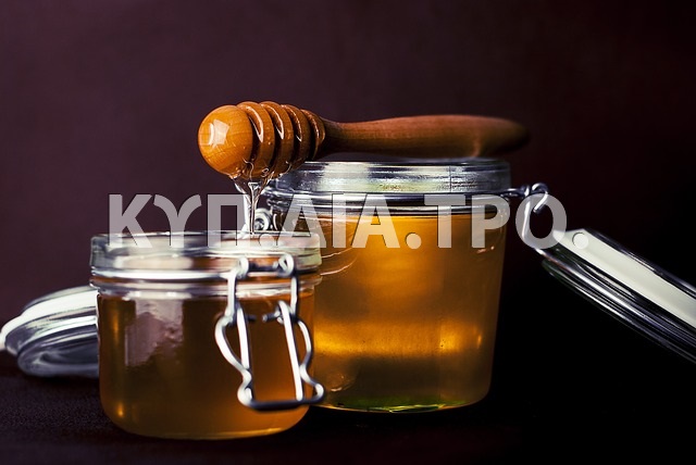 Οι τηγανισμένες κουλούρες τοποθετούνται σε μέλι. <br/> Πηγή: https://pixabay.com/en/honey-sweet-tasty-food-delicious-823614/
