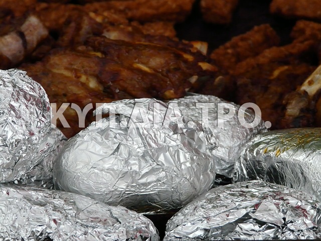 Πατάτες στα κάρβουνα. <br/> Πηγή: https://pixabay.com/en/baked-potatoes-potato-dish-58735/